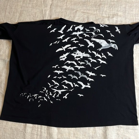 Unusual, black-and-white design. White seagulls flying on black background XL - Picture 6 of 6